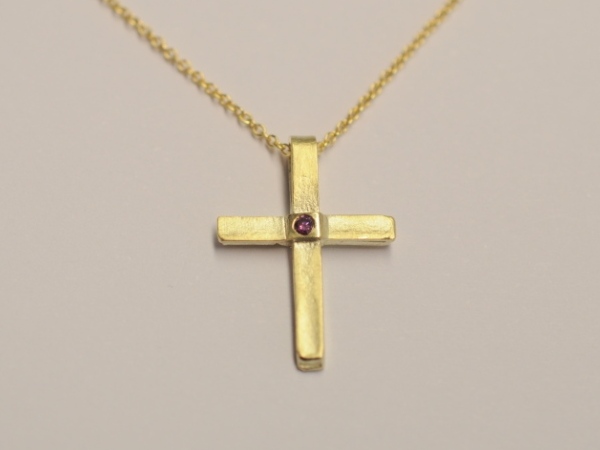 Kleines Kreuz aus 585 Gelbgold mit pinkem Diamant zur Taufe