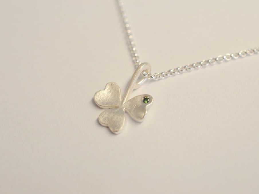 3-blättriges Kleeblatt aus Silber mit grünem Diamant