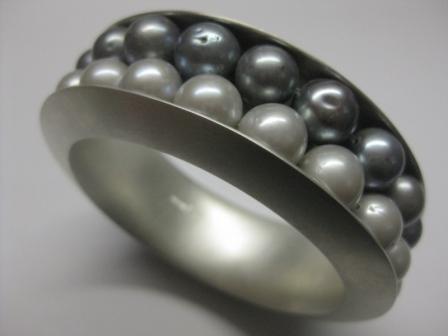 Massiver Armreif  aus Silber mit Perlen