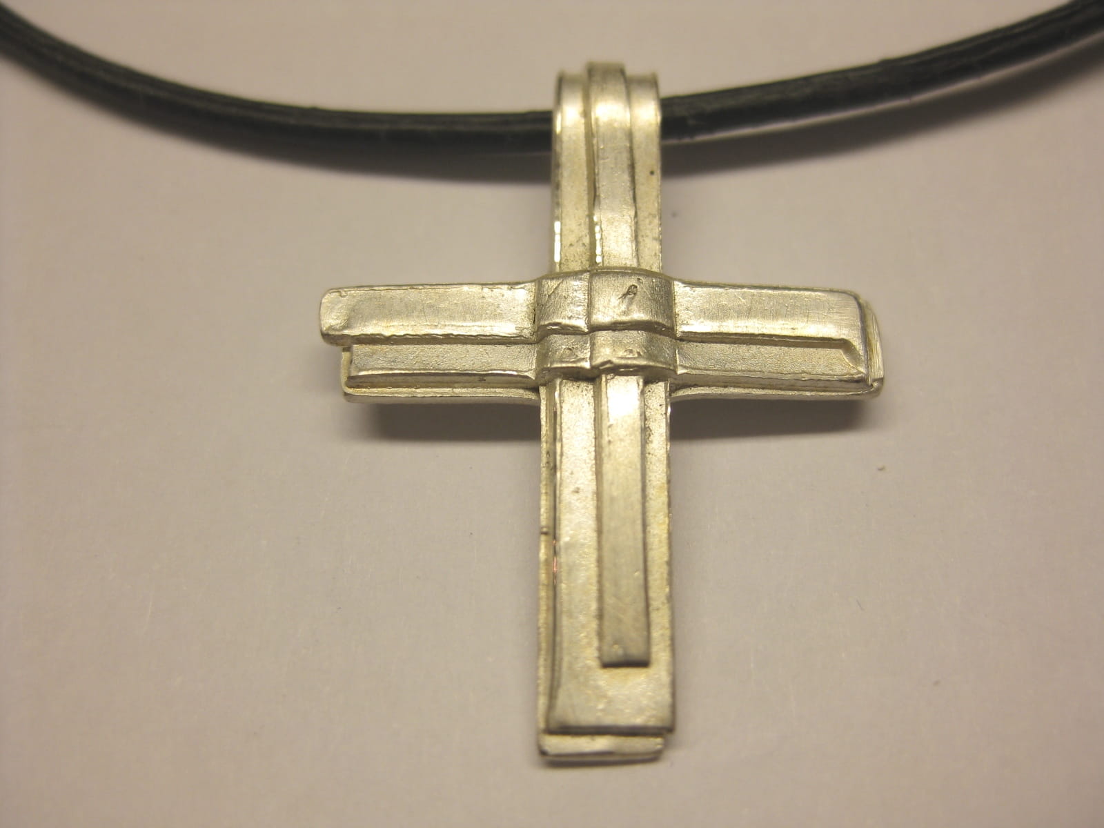 Unikat-Kreuz aus Silber an schwarzem Lederband