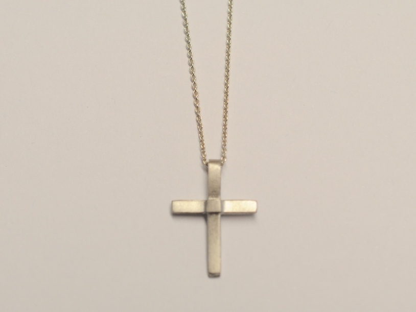 Kreuz aus Platin an Ankerkette