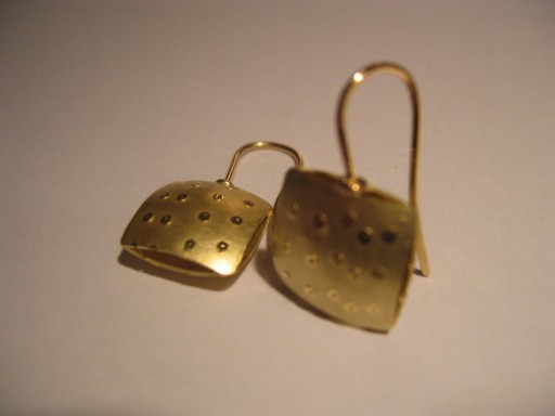 Ohrringe aus Gold mit Struktur