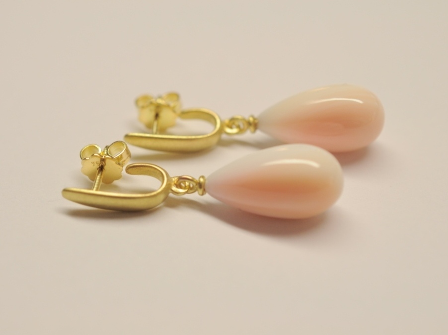 Ohrschmuck aus Gelbgold mit Conch-Shell