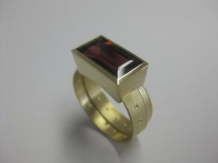 Gelbgoldring mit Granat