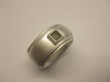 Ring aus Silber mit Rohdiamant
