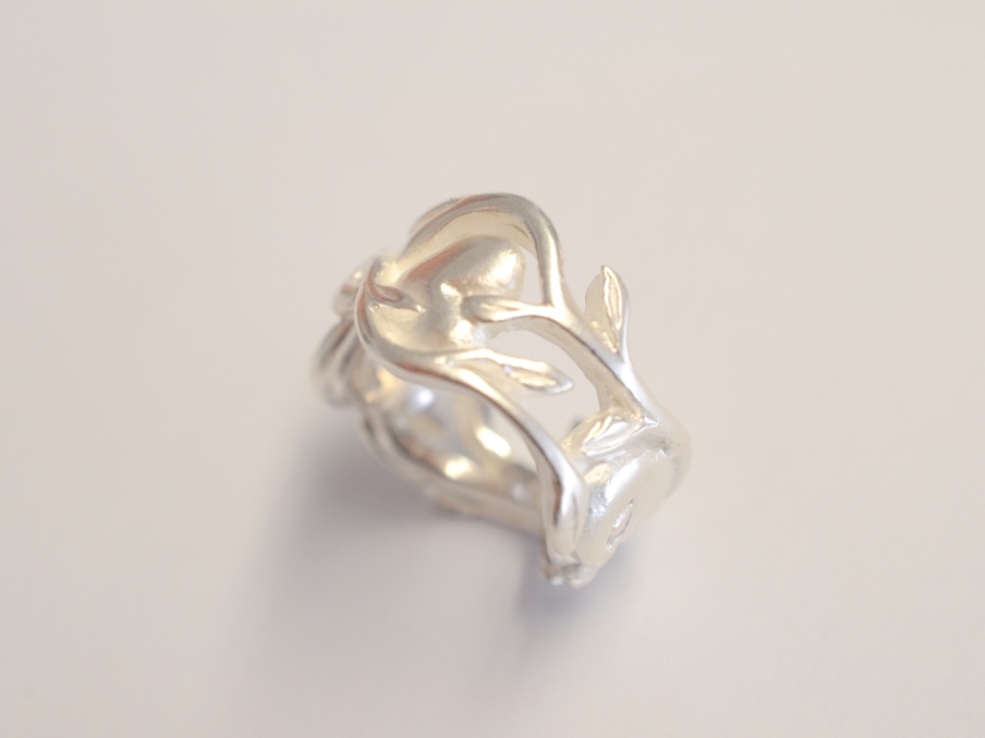 Romantischer Ring aus Silber mit Symbolen