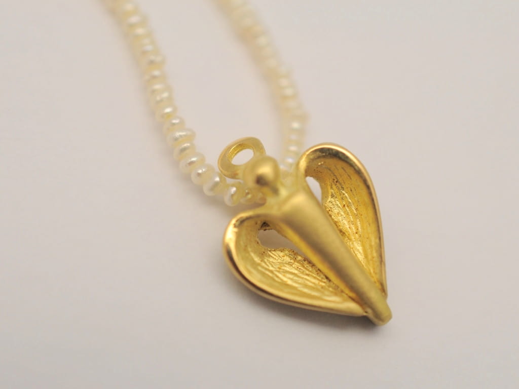 Schutzengel Anhänger - Kleiner Engel aus Gelbgold mit Brillanten an Perlenkette