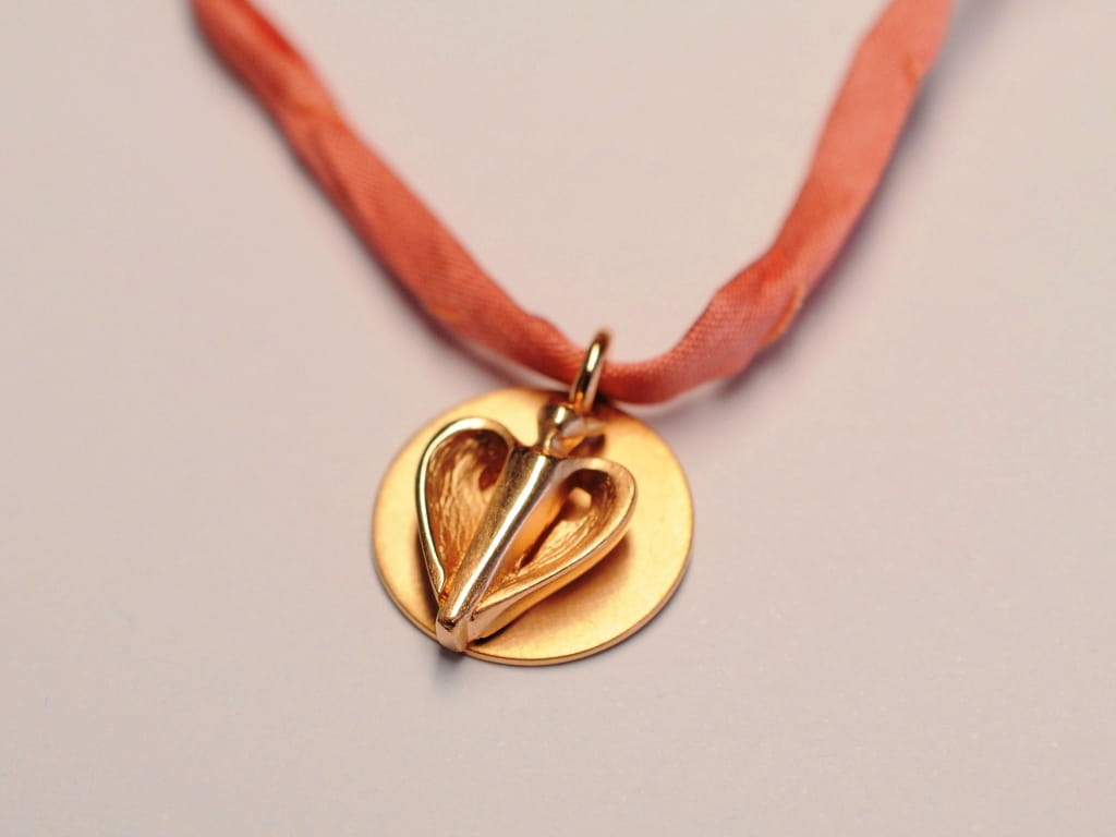 Kleiner Schutzengel Schmuck Anhänger aus Rotgold für Kinder mit Gravurplatte und Gravur