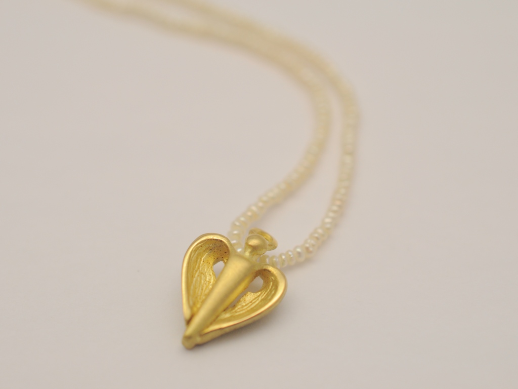 Schutzengel aus Gelbgold an einer Perlenkette