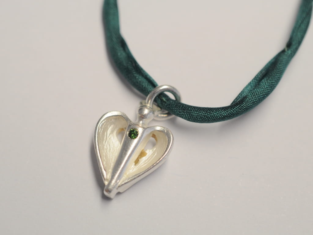Schutzengel klein aus 925 Silber mit grünem Diamant