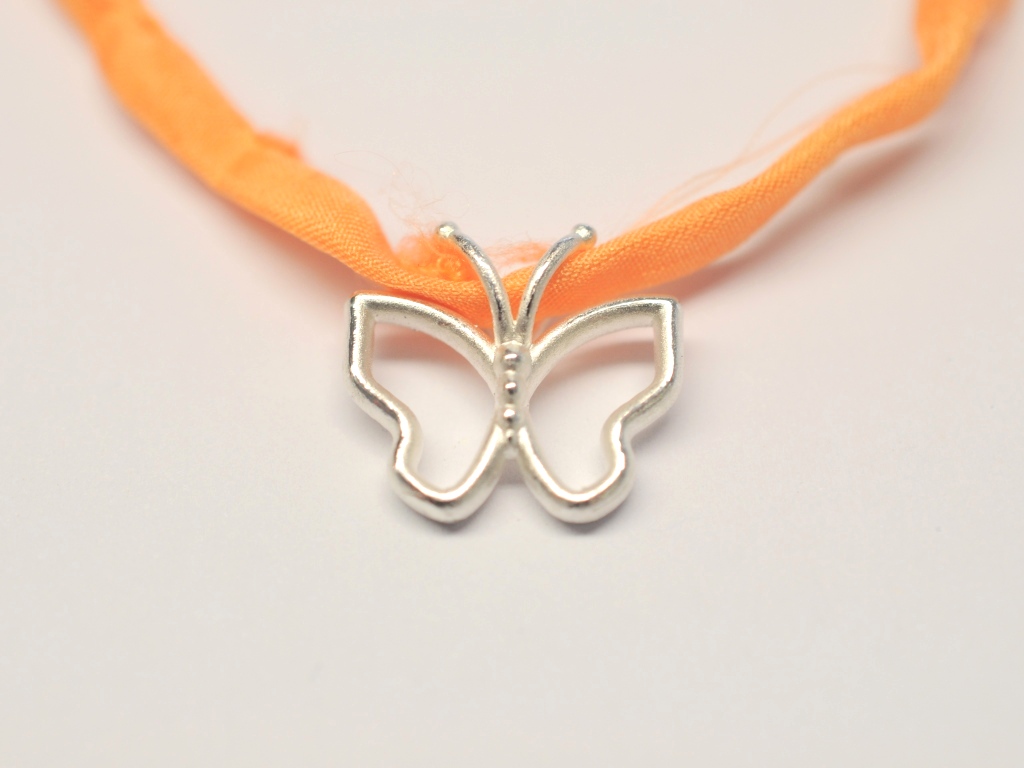 Anhänger Schmetterling aus Silber an Seidenband