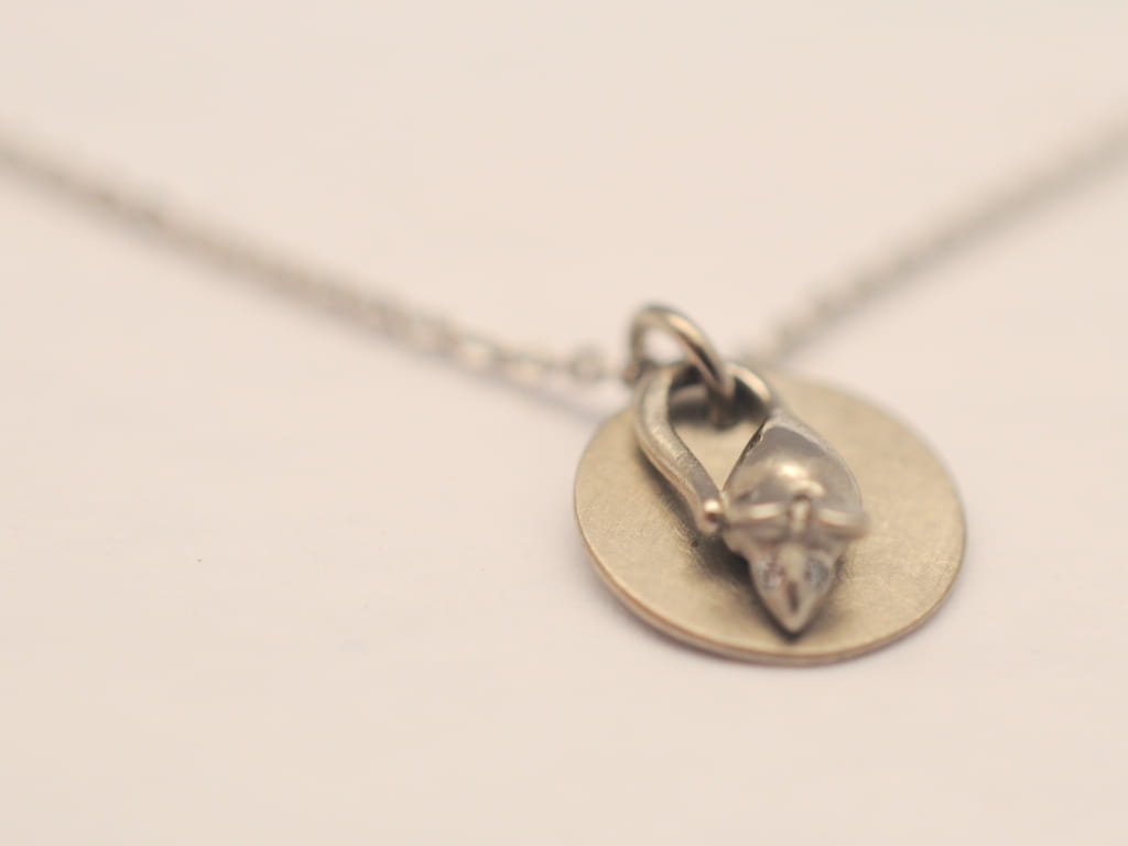 Maus-Anhänger aus Weißgold mit Gravurplatte