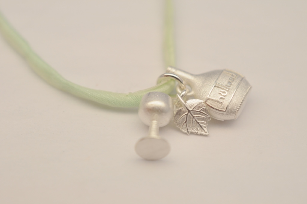 Schmuck-Anhänger als Winzer-Charm aus Fair-Trade-Silber